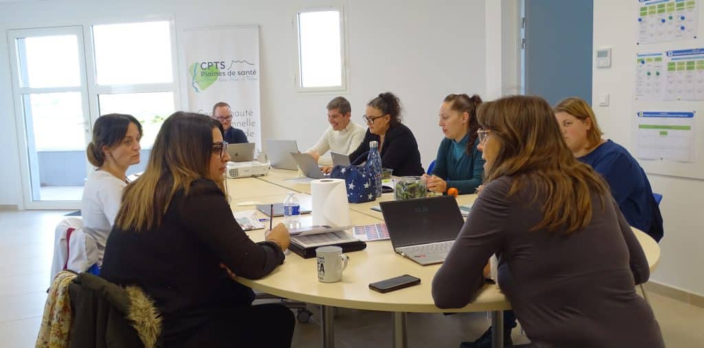 Les membres du bureau de la CPTS Plaines de santé réunis autour d'une table